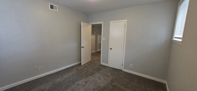 Building Photo - Large Family Home - Move In Ready!