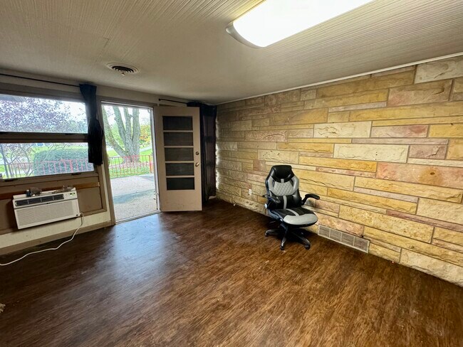 Building Photo - 200 E Glendora Dr