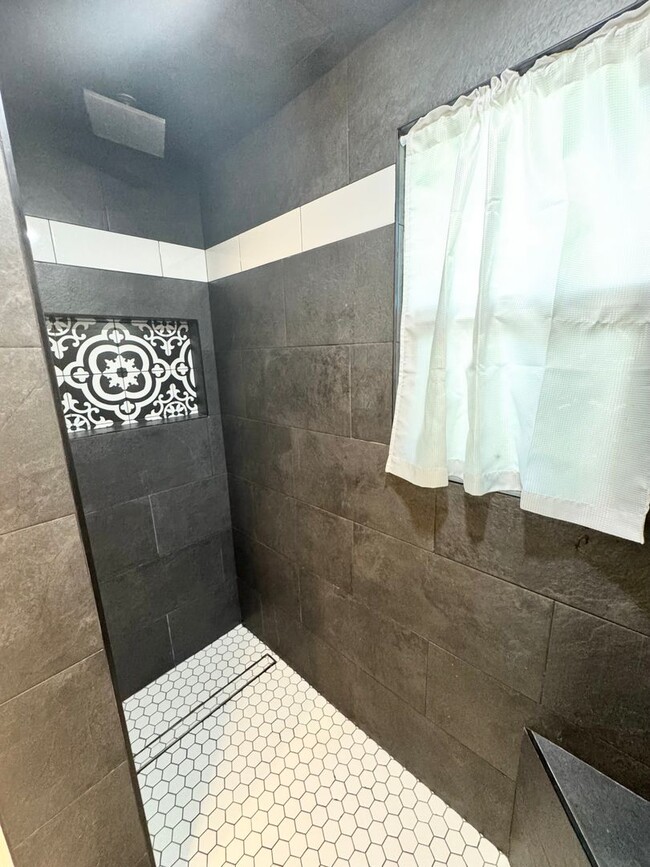 Building Photo - Ready for move in! Utilities included! One...