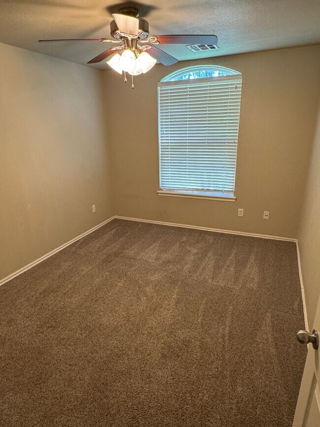 Building Photo - 3 bedroom 2 bath home close to campus