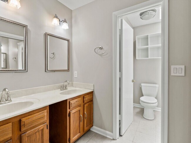 Building Photo - Fantastic Location in Madison City!