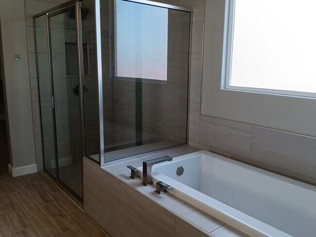 Building Photo - Stunning 4-bedroom, 3.5-bathroom home loca...
