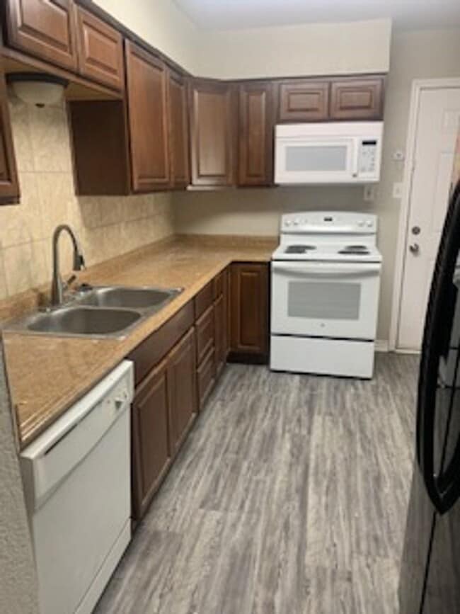 Building Photo - Cute 3/2 Duplex