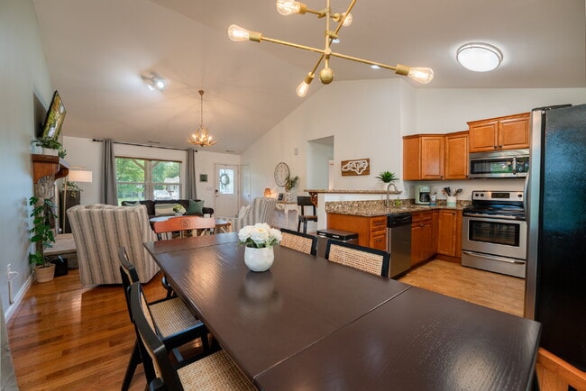 Building Photo - Mountain Lux Home - Centrally Located in Brevard! Furnished Mid- Term Rental Available from Novem...