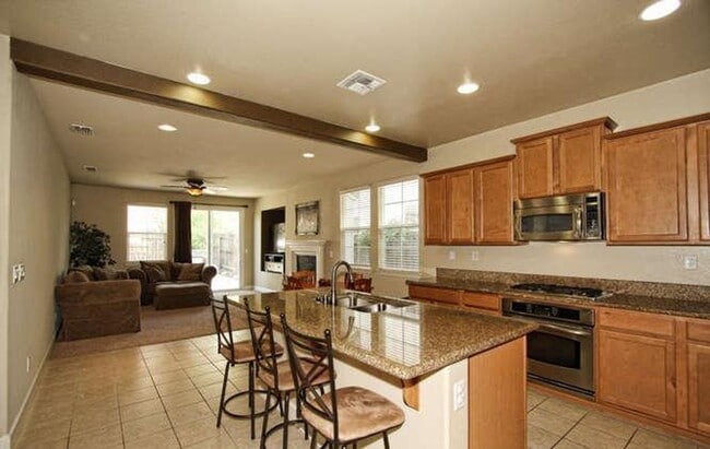 Building Photo - Woodlake Village Gated: 3 Bedroom, 2 Bathr...