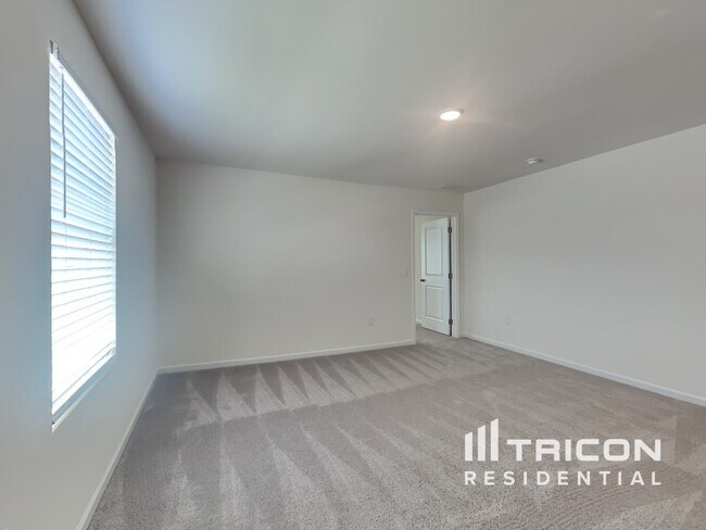 Building Photo - 1056 Large Poppy Dr