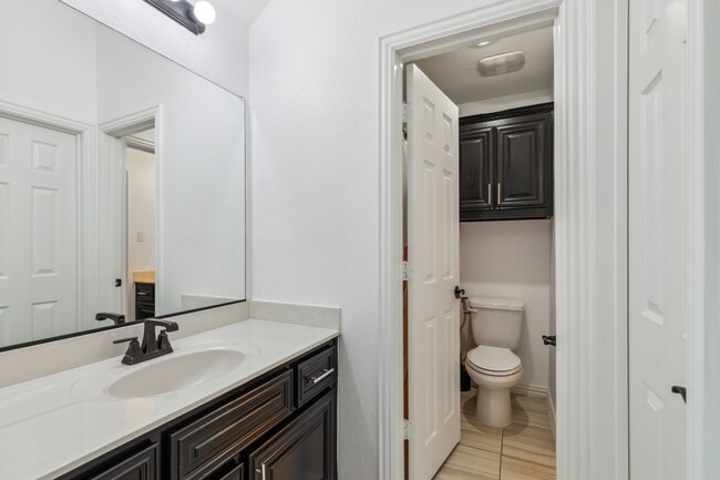 Building Photo - Luxurious in Little Elm
