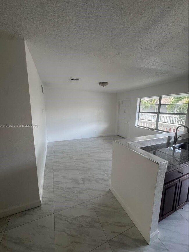 Building Photo - 2025 Madison St