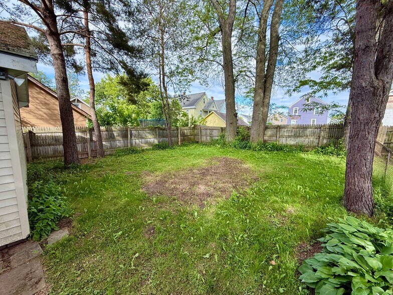 fenced in backyard - 1005 Kellogg Ave