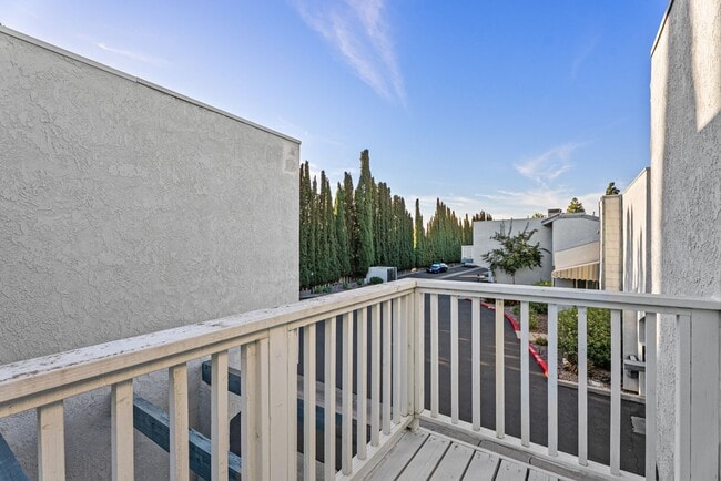 Building Photo - Charming, Light-Filled 2-Bed / 2.5-Bath Townhome with Private Yard & Garage Parking