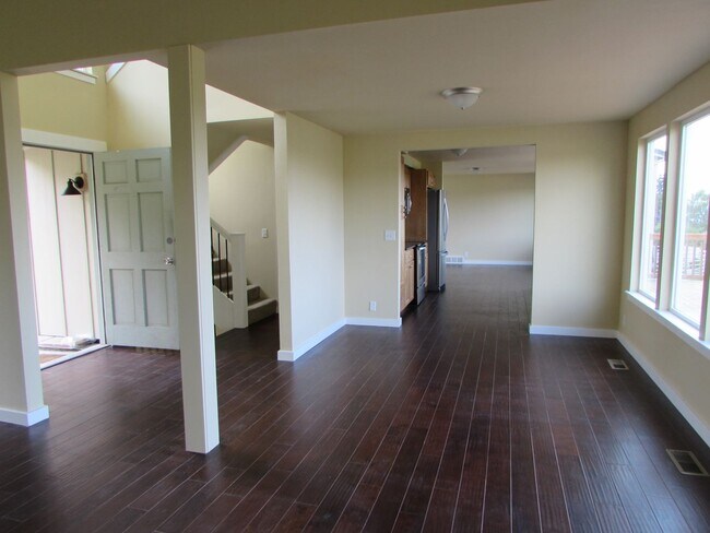 Building Photo - Large 4 Bedroom Edgemoor Home w/ Mother-in-law Suite