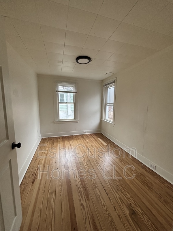 Building Photo - 28 Caroline St