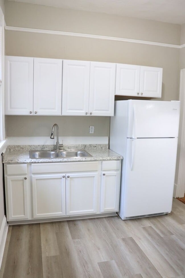 Building Photo - Carefree living with this 1-bedroom beauty...