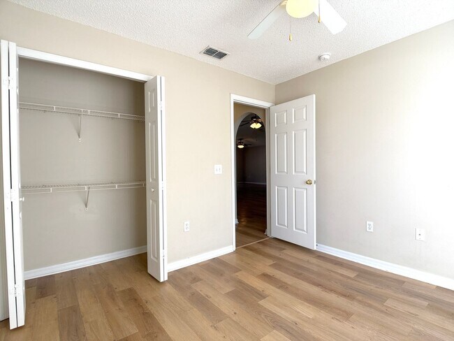 Building Photo - Perfect Location with Amenities Galore!