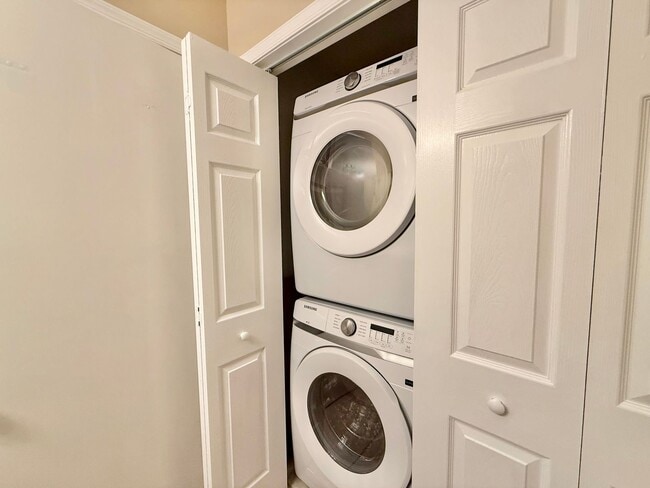 Building Photo - Newly Remodeled 2BD, 1.5BA Raleigh Condo in Prime Location with HOA Amenities