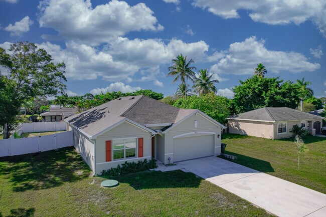 Building Photo - 2402 SE Gillette Ave