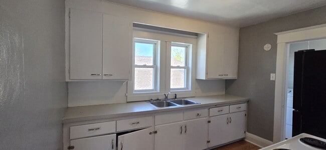 Building Photo - Upper Level One Bedroom Condo in Cadillac
