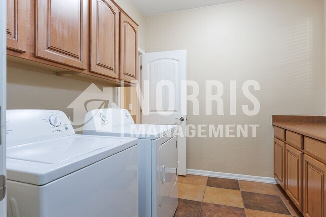 Building Photo - Beautiful Home with a POOL Service Included