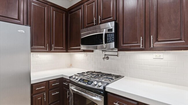 Building Photo - 931 W 23rd St