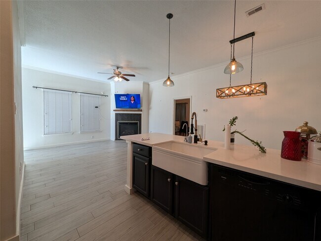 Building Photo - 913 Sweet Pine Dr