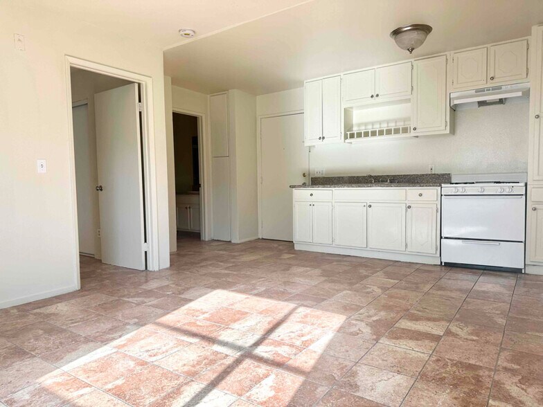 Building Photo - 255 Loma Dr