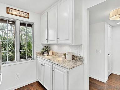 Building Photo - 8696 Villa La Jolla Dr