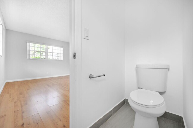 Building Photo - 6542 NW 24th Ct