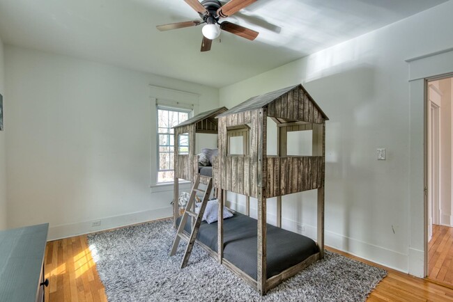 Building Photo - Spacious Living in a Prime Christiansburg Location