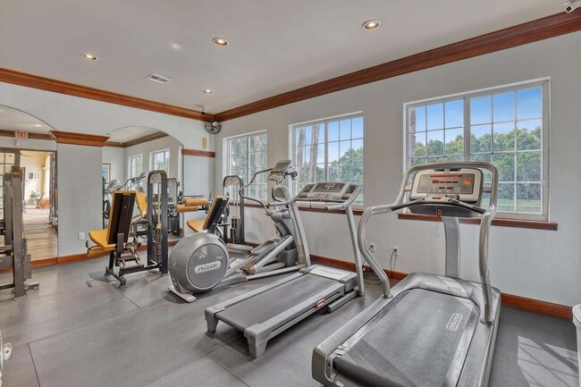 Building Photo - 1700 Crestwood Ct S