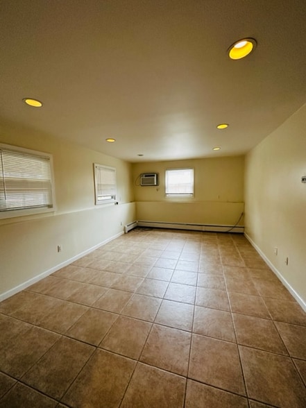 Building Photo - 203 Pineview Ave