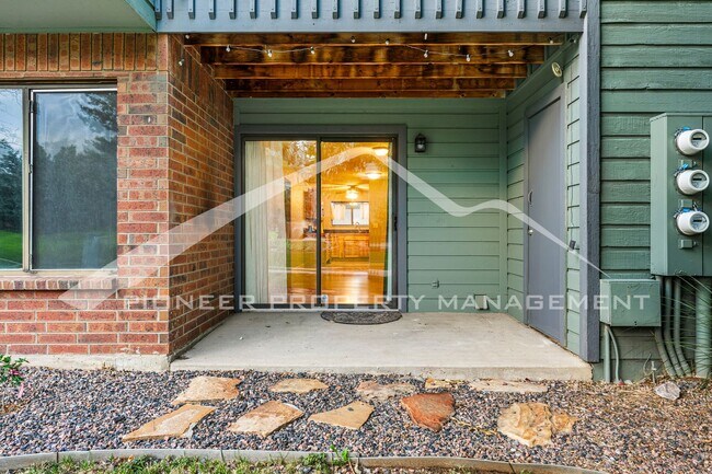 Building Photo - Charming condo with Central AC and Washer ...