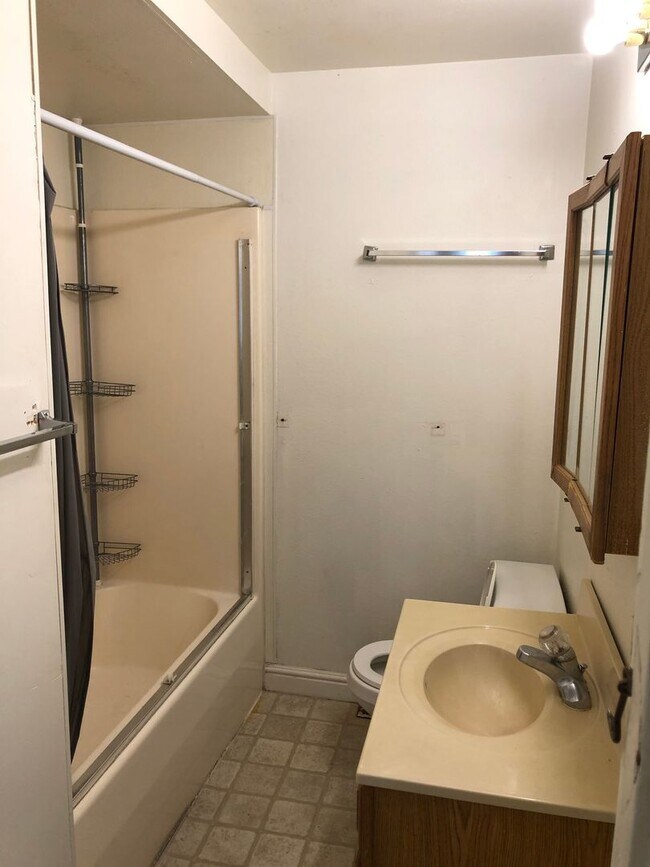 Building Photo - 614 S Clinton St