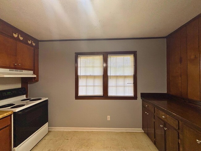 Building Photo - 2 Bedroom Brick House with Large Yard & St...
