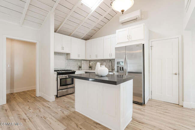 Building Photo - 2884 Crescent Way