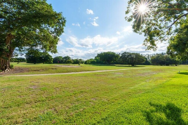 Building Photo - 3050 N Palm Aire Dr