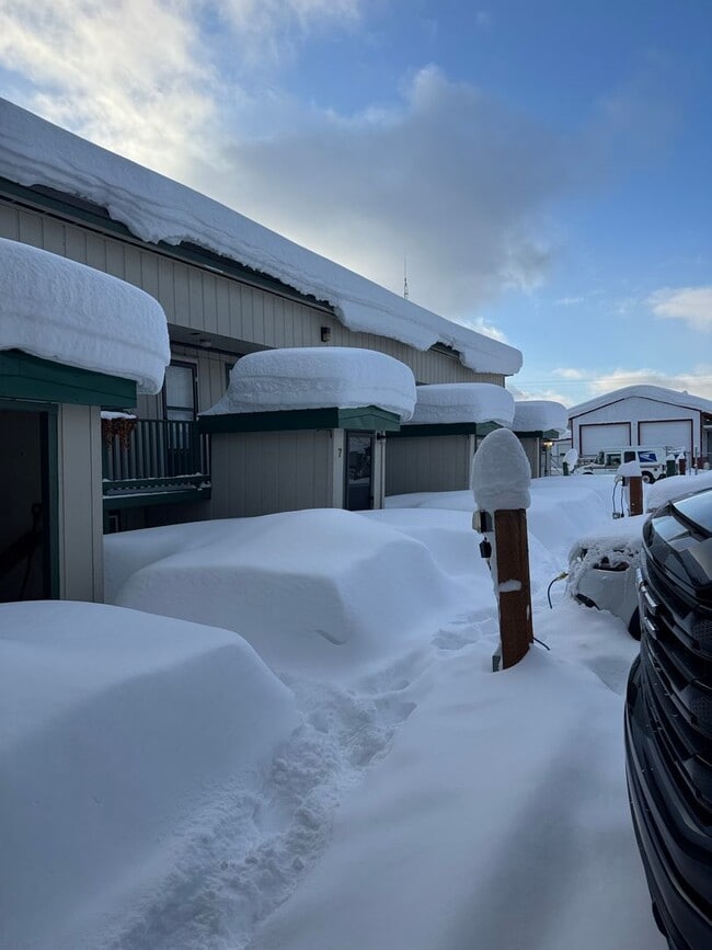 Building Photo - Fully Remodeled Studio Apartment | All Utilities Included | Great Location