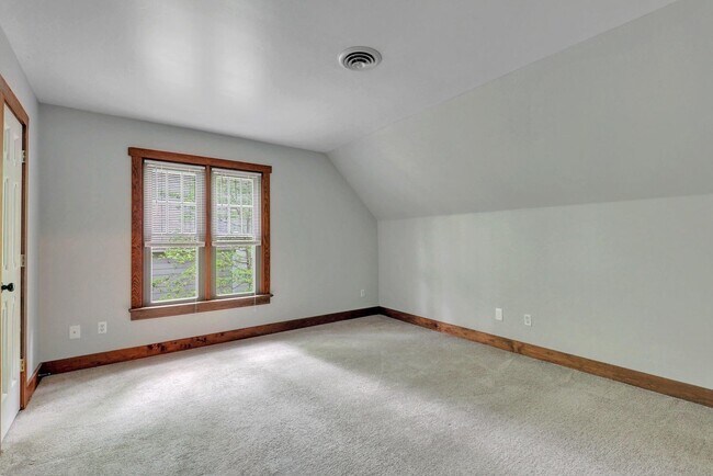 Building Photo - 3 Bedroom Cape in Brandermill!