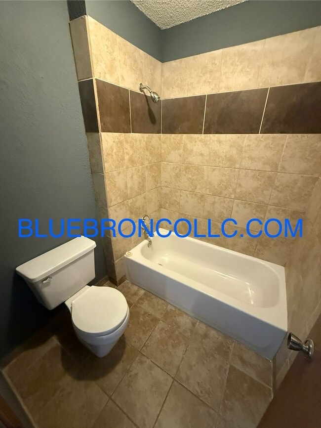 Building Photo - This one will go fast, marvelous 3 bedroom...