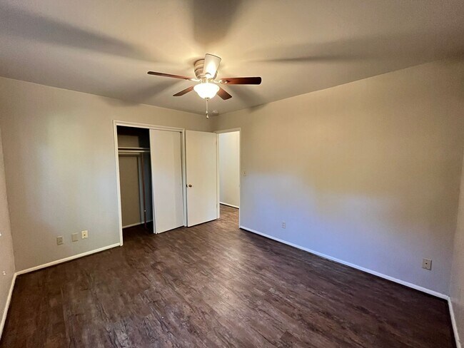 Building Photo - Lovely 2 Bed + 1 Bath Unit in Forest Grove...