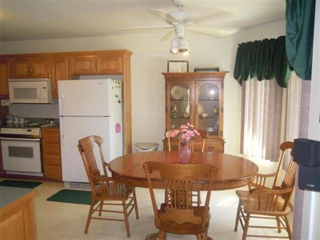 Building Photo - 2000+ sq ft, 3-4 bed, 2 bath, 2 car garage...