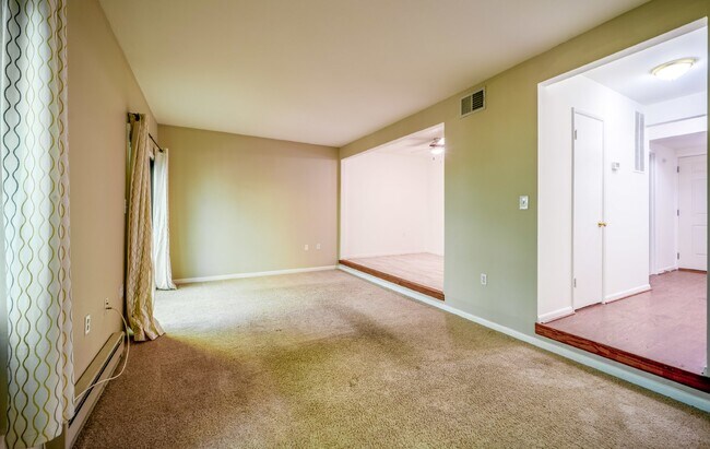 Building Photo - Renovated townhouse backing to trees with loads of privacy!