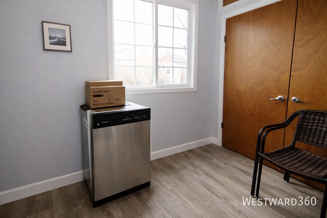 Building Photo - 1339 N Western Ave