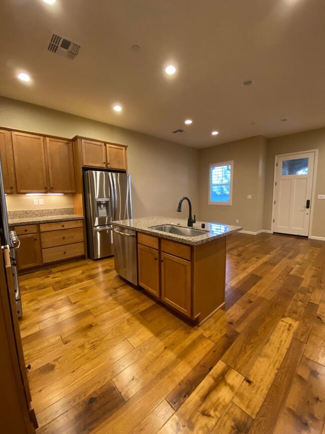 Building Photo - Livermore 3BD/2.5BA Townhouse in Great Neighborhood!