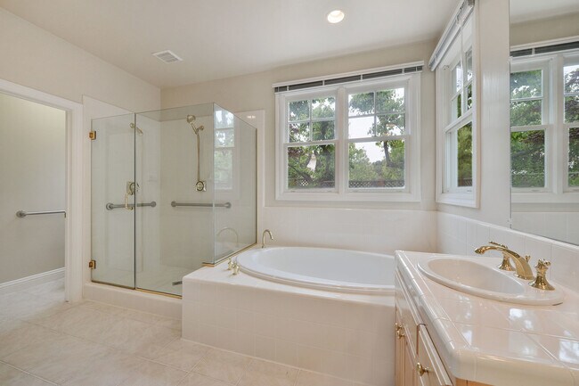 Building Photo - Luxury 4 bedroom/3 bathroom home in Menlo ...