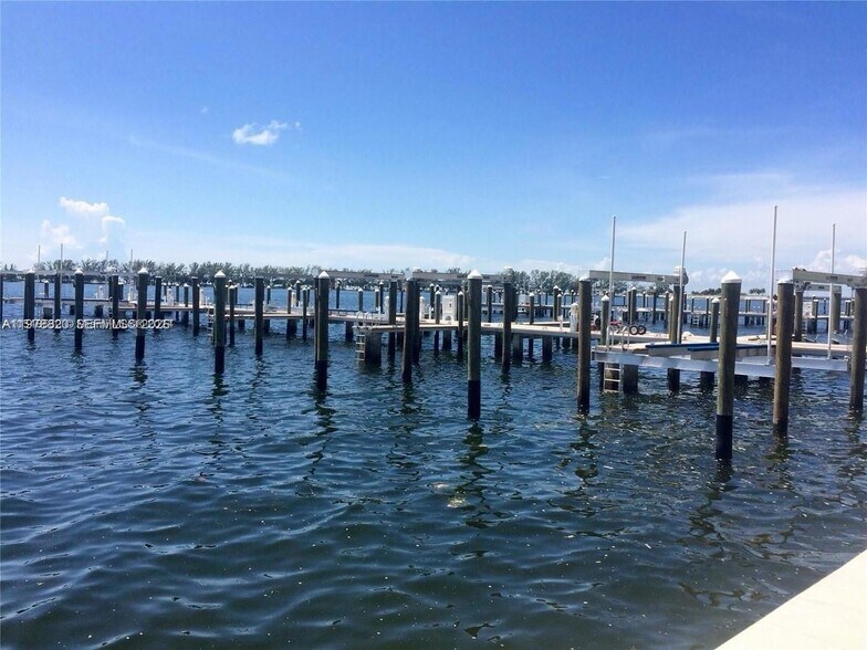 Building Photo - 1865 Brickell Ave