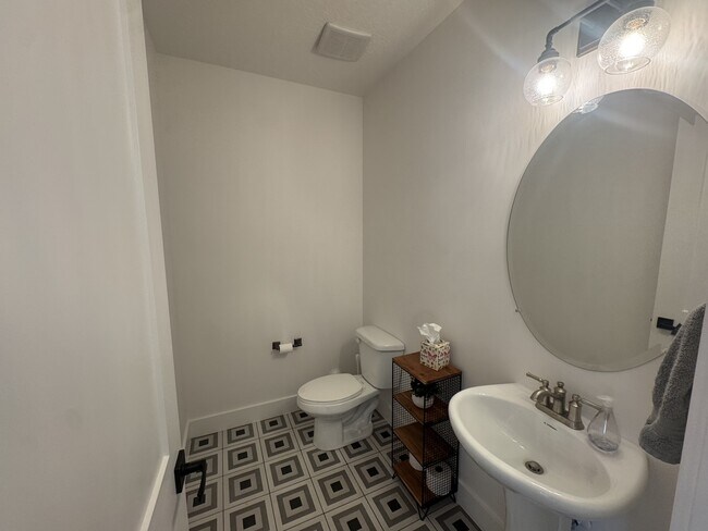 Building Photo - 1137 520 W