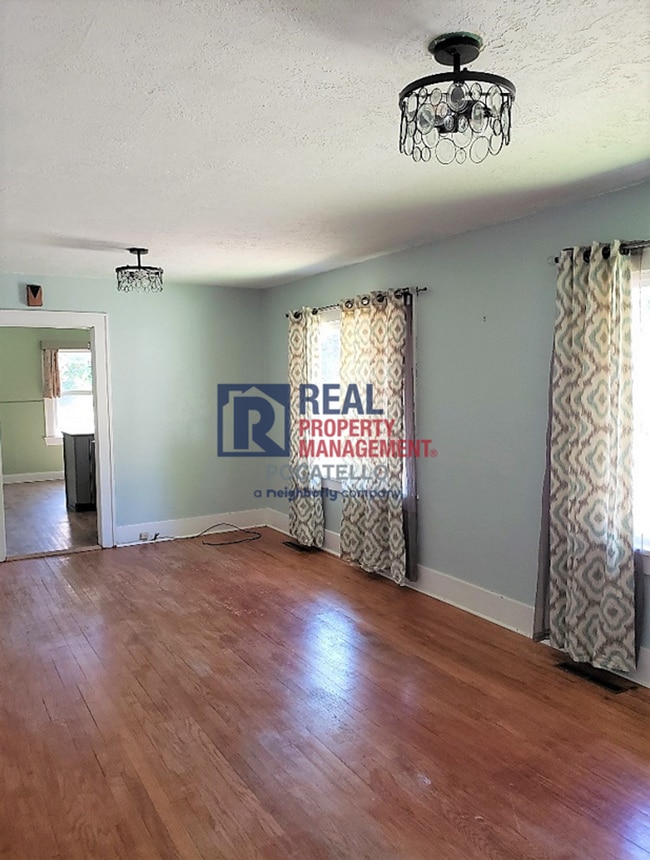 Building Photo - 605 S 11th Ave