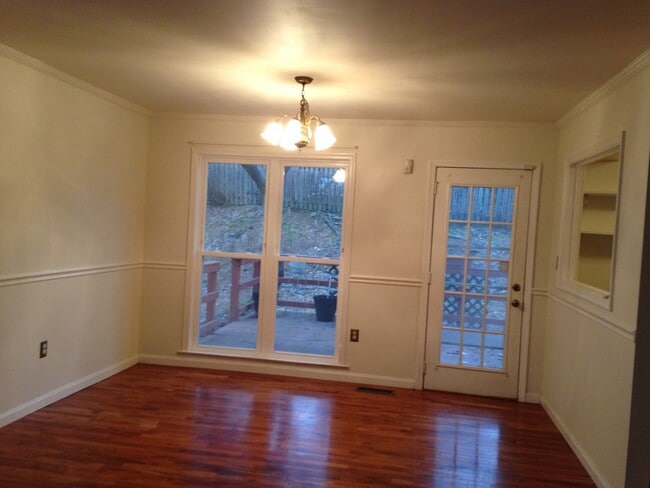Building Photo - NICE SINGLE FAMILY HOME WITH 1 CAR GARAGE
