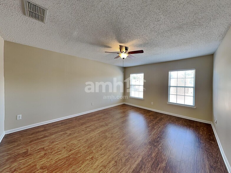 Building Photo - 468 Hillside Dr