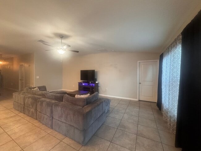 Building Photo - Beautifully Designed 4 Bedroom, 2 Bath Home